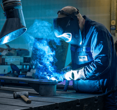 Schweißer/Schlosser bei der Arbeit